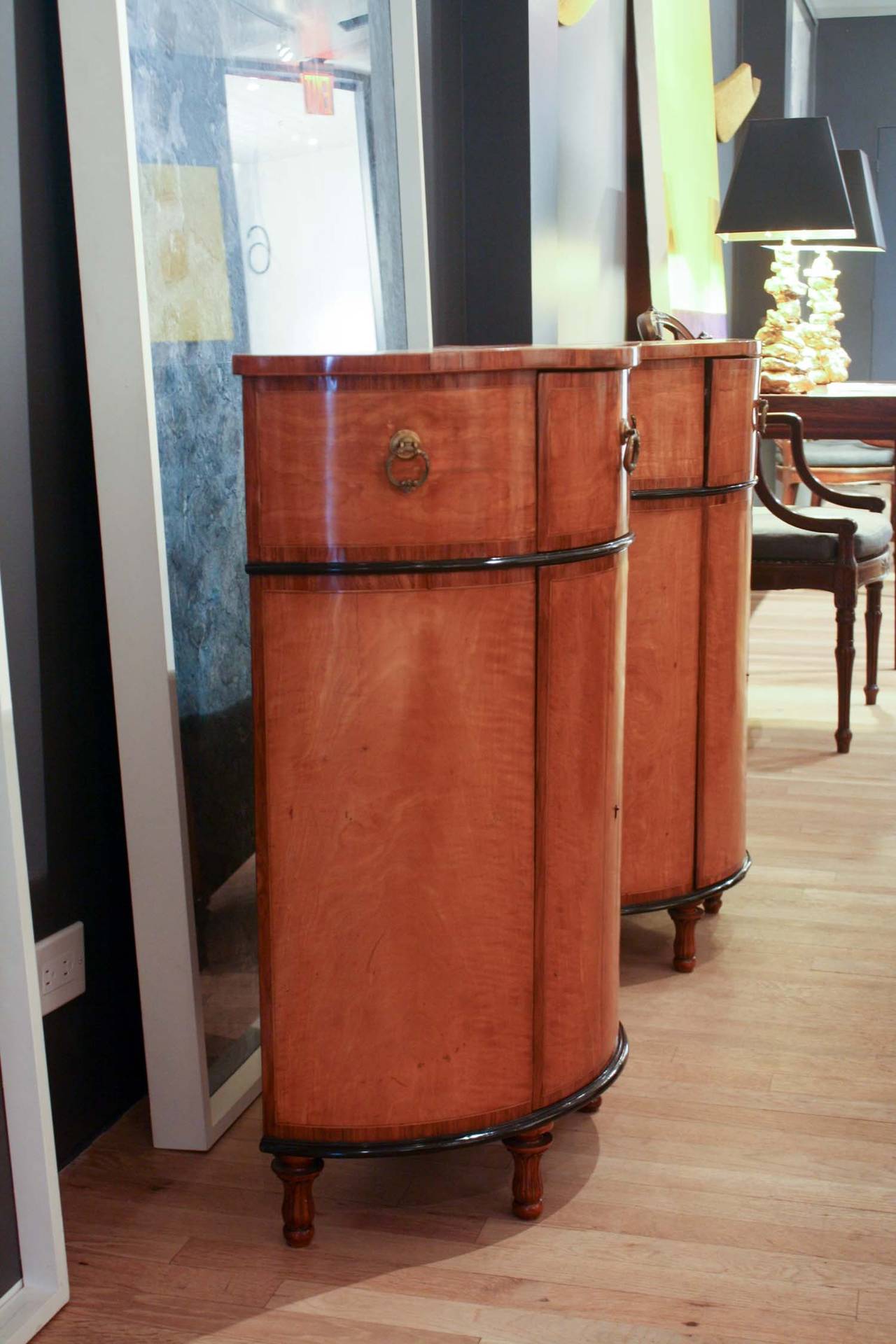 Pair of Sheraton Inlaid Satinwood Demilune Cabinets In Good Condition For Sale In New York, NY