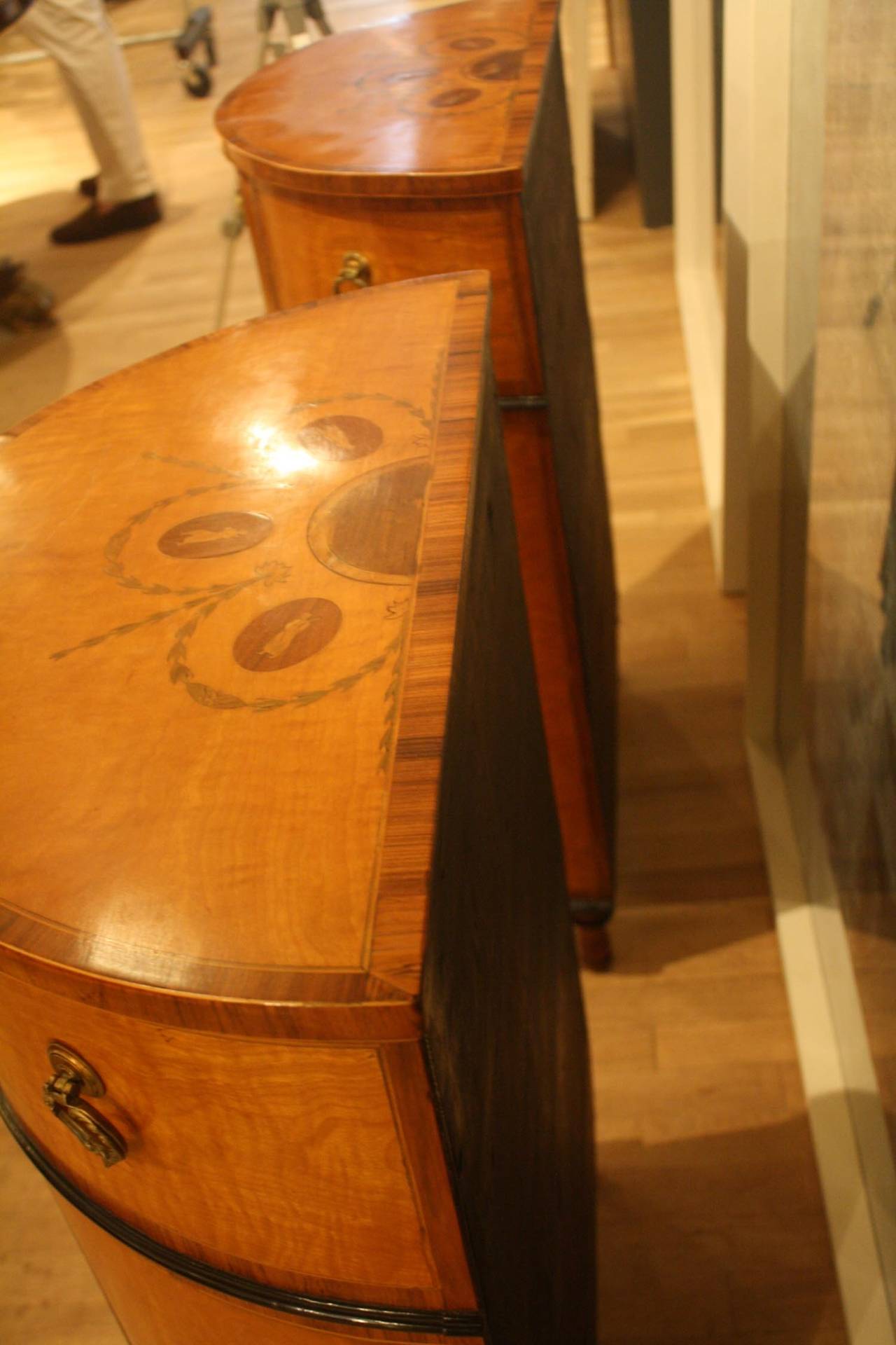 Legno di seta Coppia di armadietti Demilune in legno satinato intarsiato Sheraton in vendita
