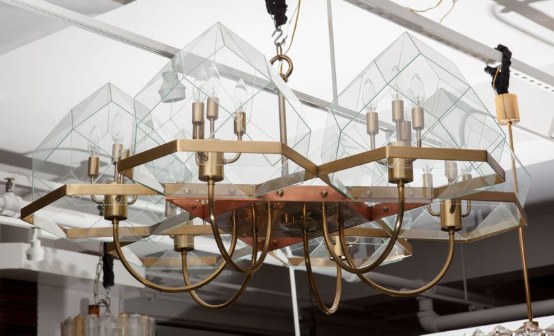 Außergewöhnlicher sechsarmiger Kronleuchter aus Bronze mit facettierten Glaskuppeln. Jeder Arm hat drei Lichtquellen.