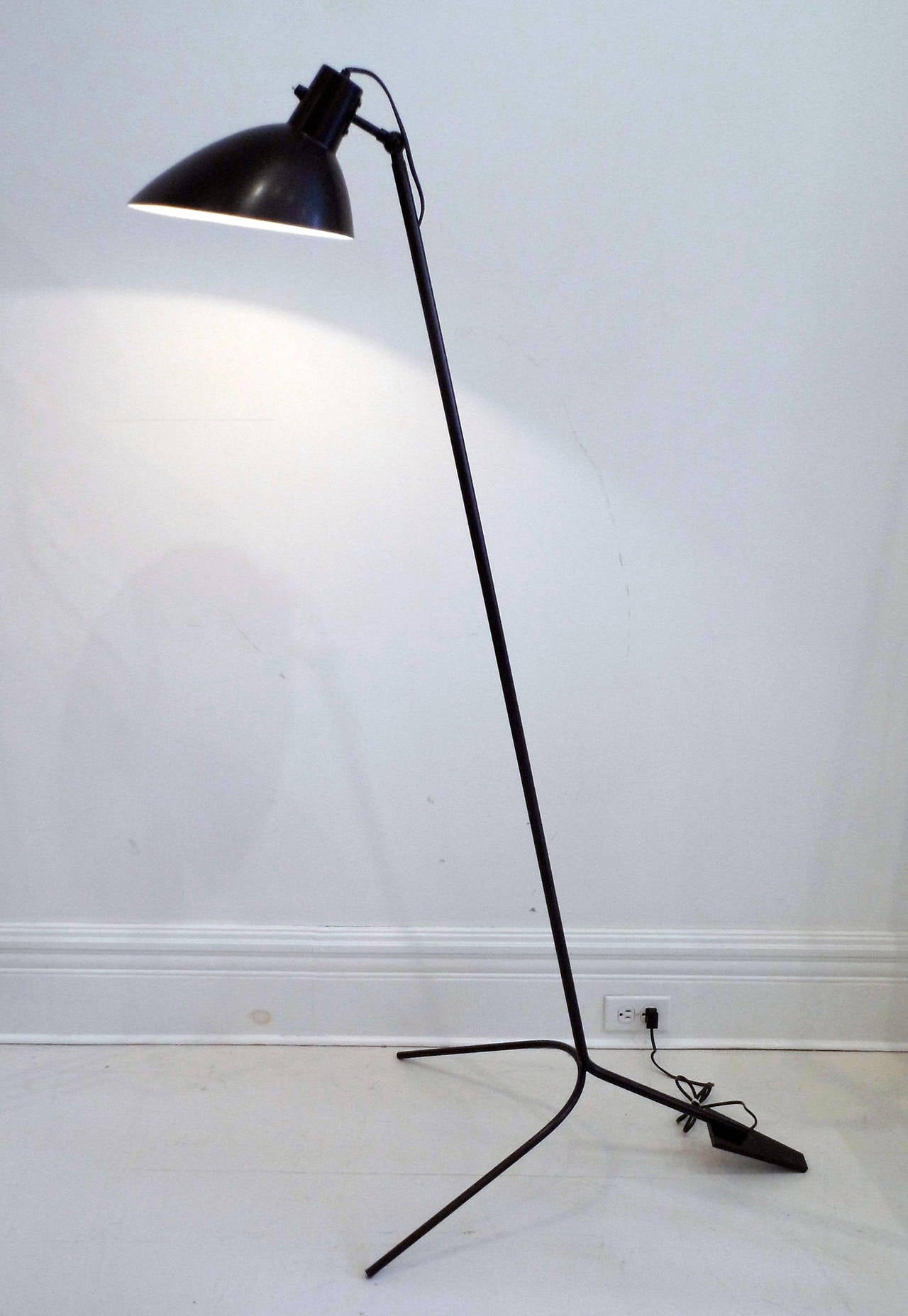 Black enameled floor lamp designed by Vittoriano Vigano for Arteluce.
Adjustable shade, new edition.