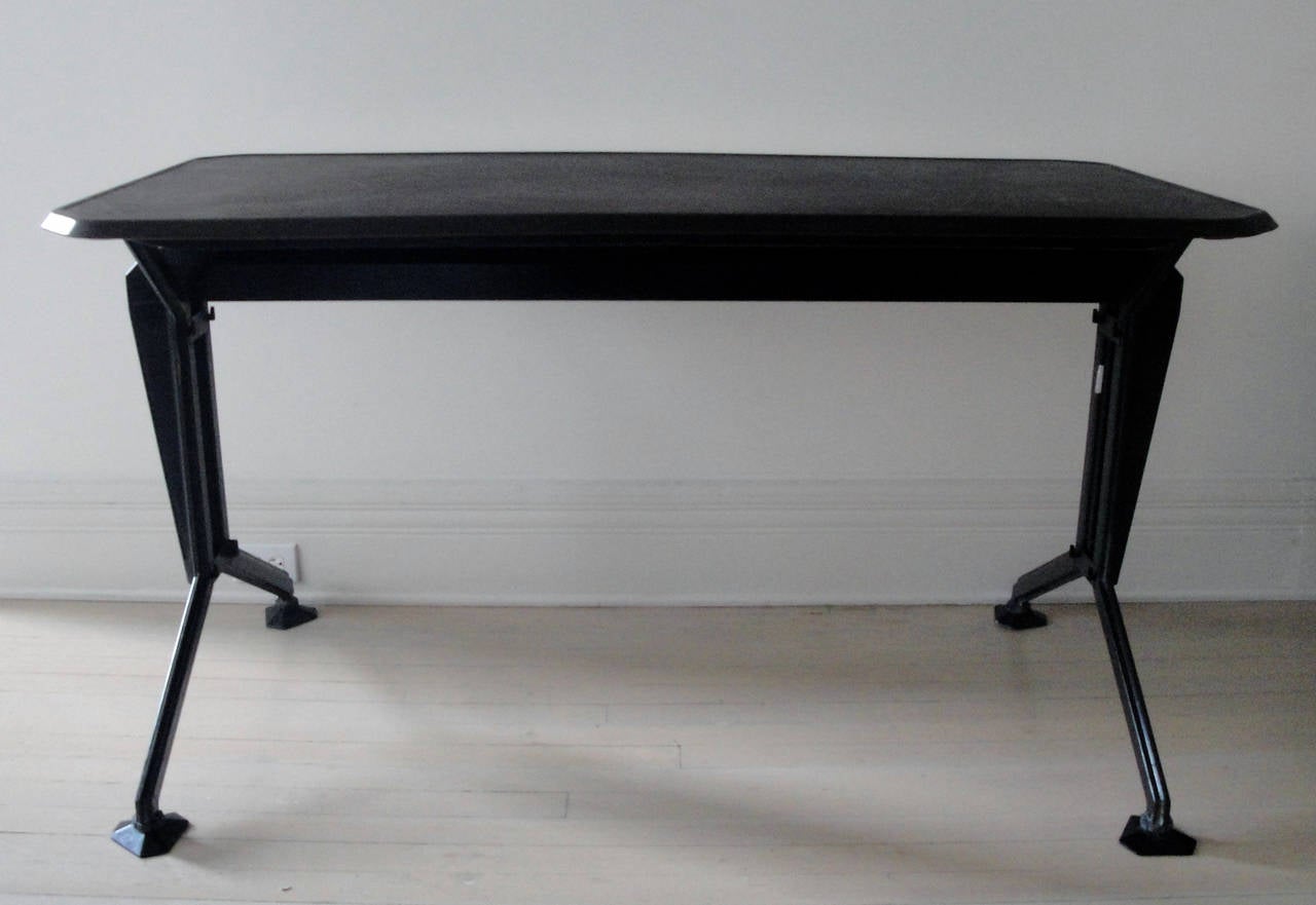 Mid-Century Modern Olivetti Bakelite and Metal Table For Sale
