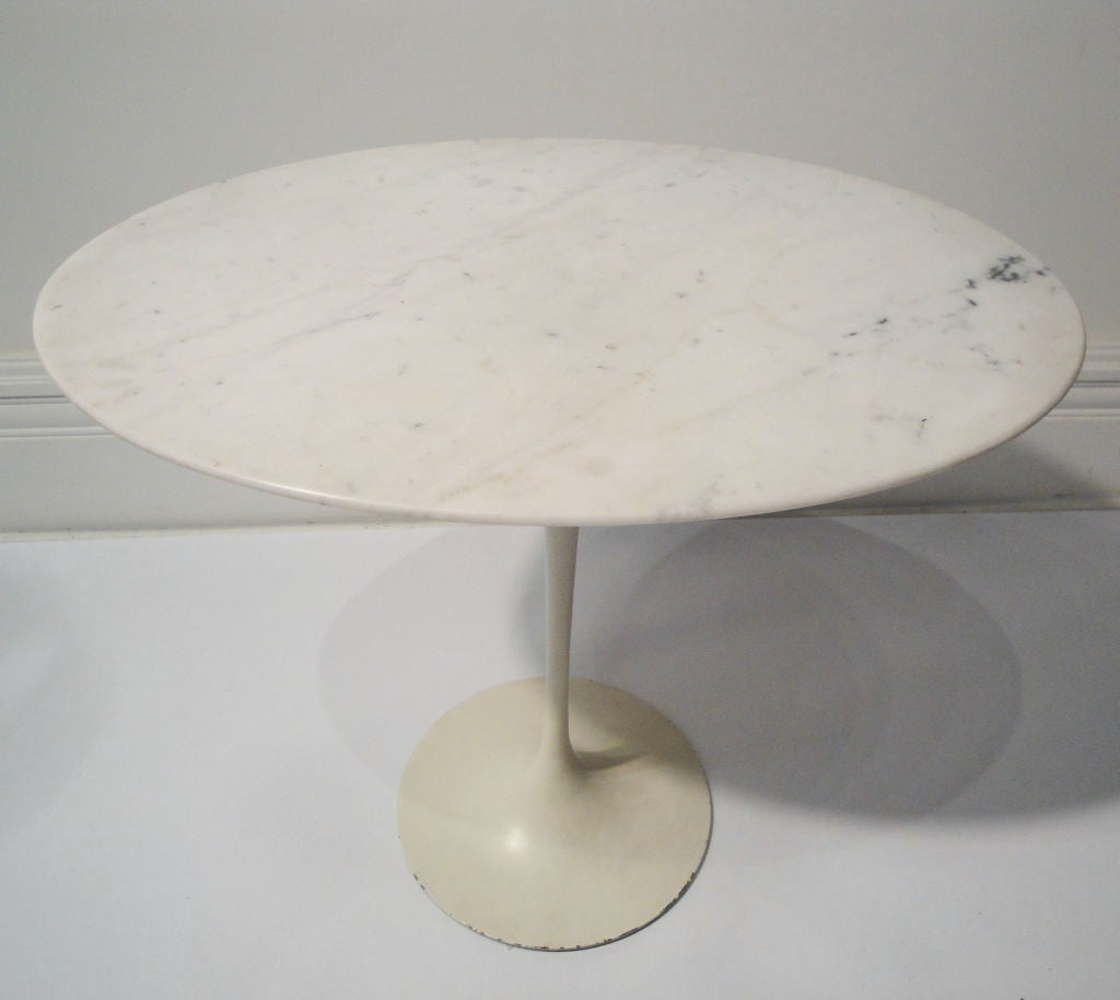 Oval Saarinen Side Table with Marble Top For Sale 1
