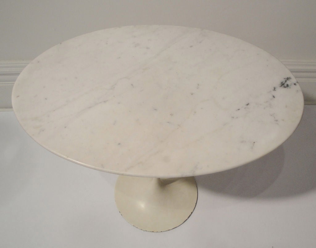 Oval Saarinen Side Table with Marble Top For Sale 2