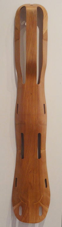 Plywood leg splint designed by Charles Eames<br />
for US Navy, circa 1943: manufactured By Evans Company.<br />
This splint has an original wrapping paper with label
