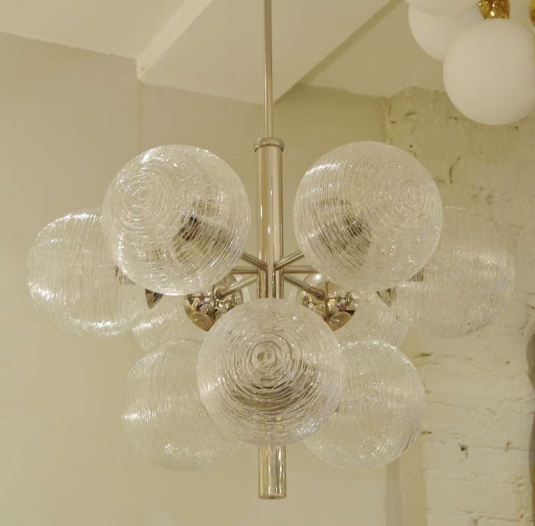 Mid-Century Modern Lustre chromé avec 9 globes en verre filé