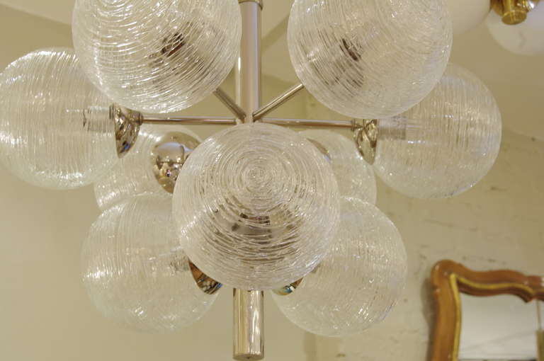 Allemand Lustre chromé avec 9 globes en verre filé
