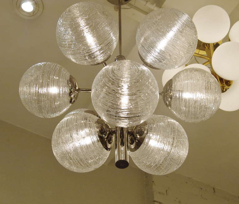 Fin du 20e siècle Lustre chromé avec 9 globes en verre filé