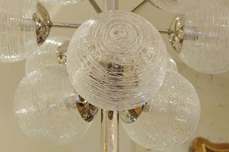 Lustre chromé avec 9 globes en verre filé 1