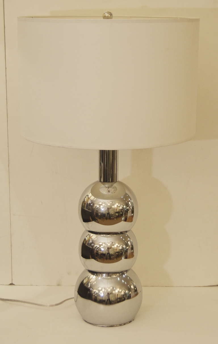 A Kovacs style table lamp, three stacked chrome orbs, the base being somewhat larger in diameter than the top two.

New wiring and socket; height listed is to the socket.

 Shade shown for demonstration purposes only and not included in sale.