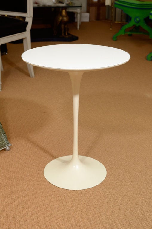 Classic round table with tulip style pedestal base in fiberglass clad cast iron with a laminate top.  Minor scuffing and laminate nicks along edges of base. Original Knoll production, bears Knoll 5th Avenue sticker.