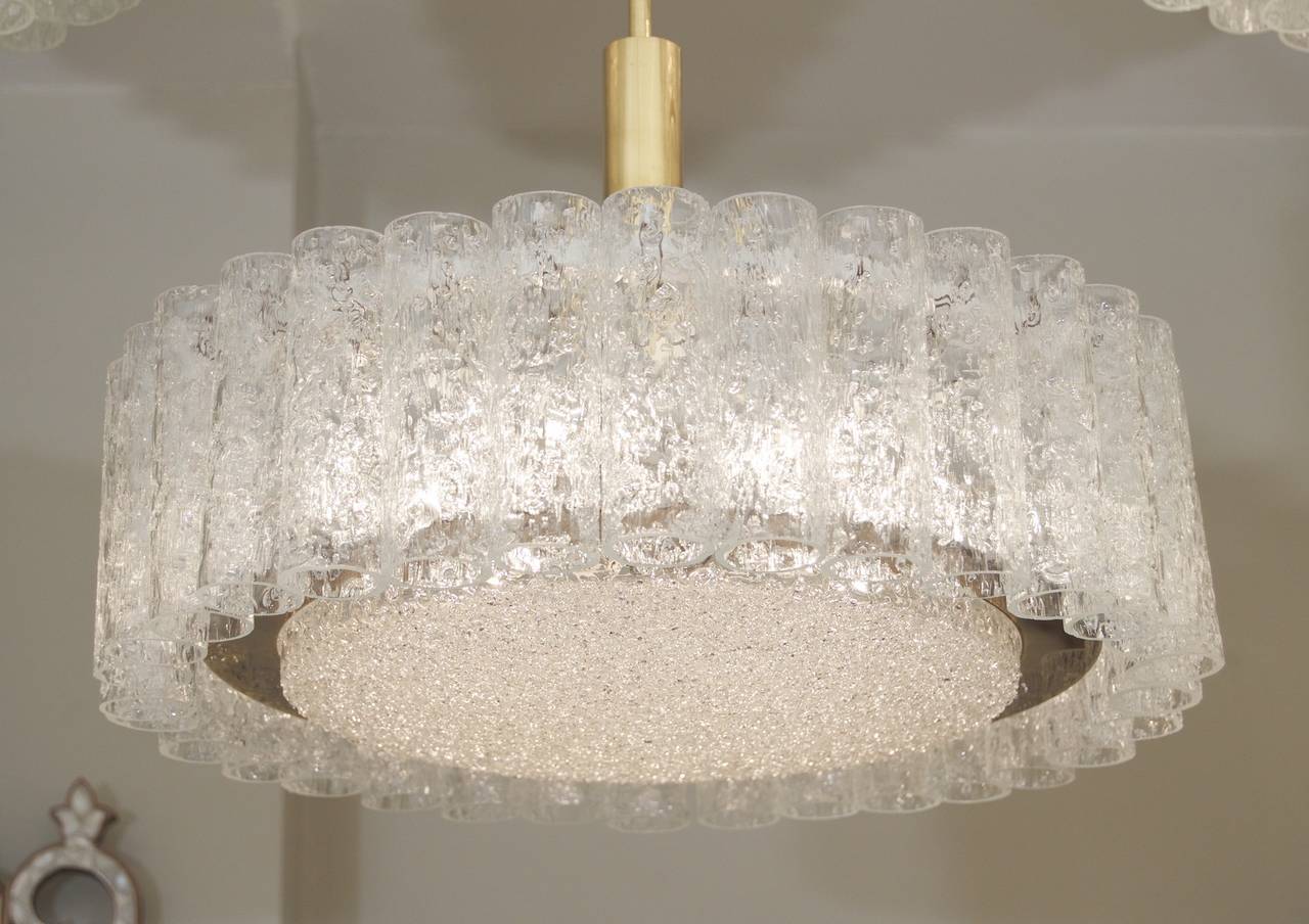 Doria-Glasrohr-Kronleuchter mit Messingumrandung (3 verfügbar)