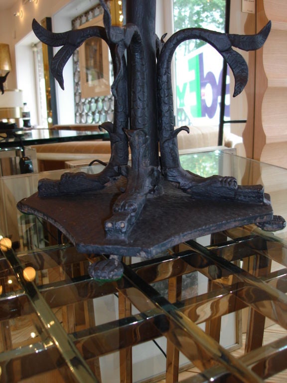 Rappelant le design Art Nouveau - le travail du fer extrêmement fin fait de cette lampe de table un arbre sculptural. Quatre dragons gardiens à la base et détails délicats sur les feuilles et les 5 lumières - nouvellement recâblées et douilles