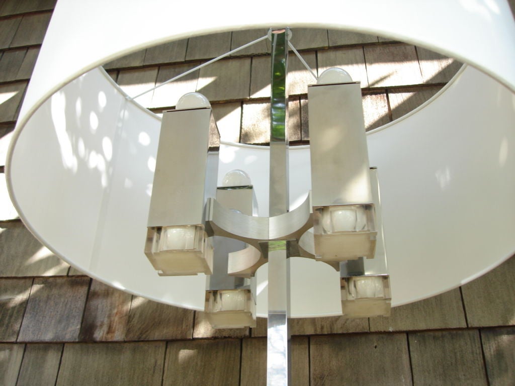 Ce lampadaire extrêmement rare et lourd en acier inoxydable poli comporte quatre diffuseurs en Lucite avec un total de 8 ampoules (les ampoules supérieures sont couvertes par l'abat-jour). Abat-jour surdimensionné inclus (25 pouces de diamètre, 14