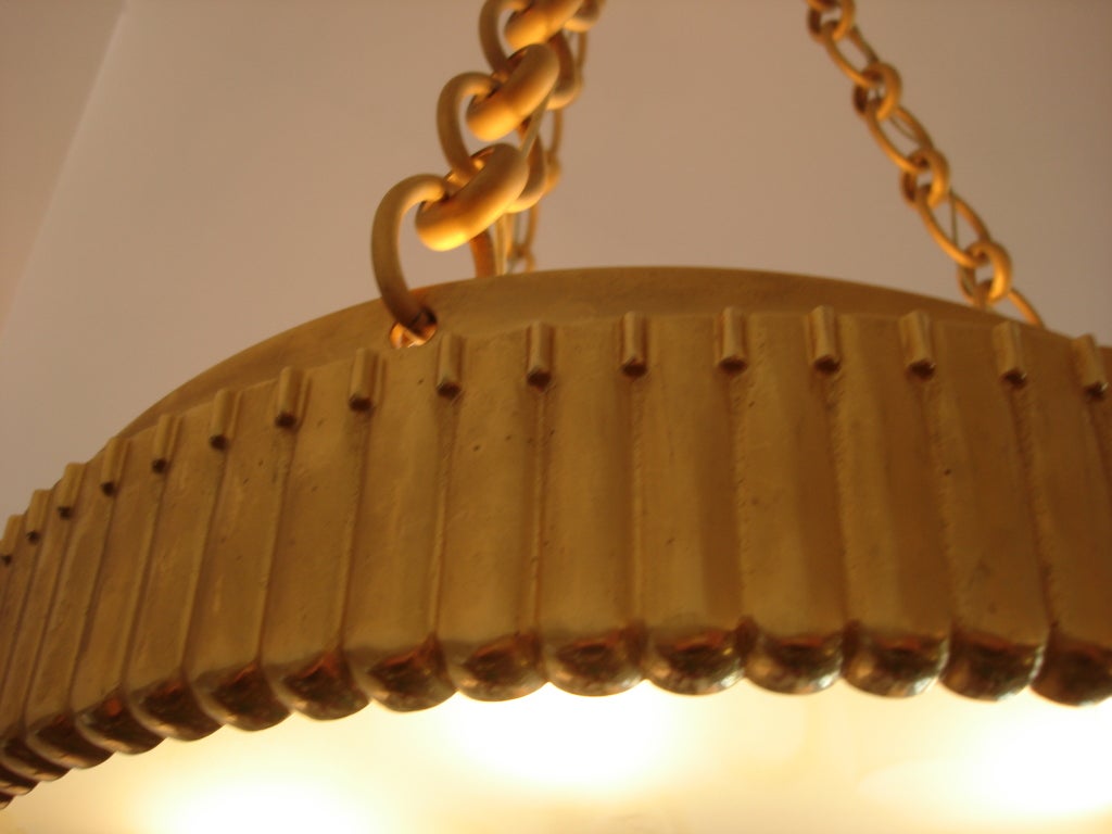 Un plafonnier suspendu de style Art Déco avec un verre dépoli et une finition en dore satiné. Un maillon de chaîne épais et un baldaquin complètent ce luminaire très lourd. Style bougie à six lumières à l'intérieur.