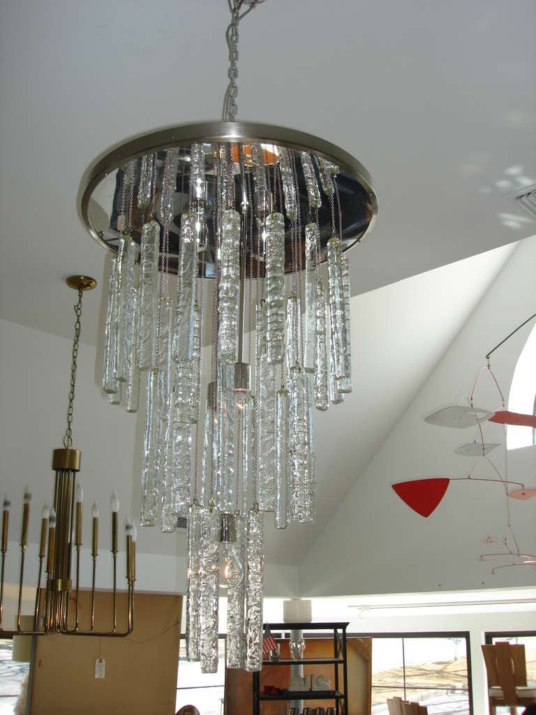 Un magnifique luminaire à glaçons en verre de Murano à trois niveaux.