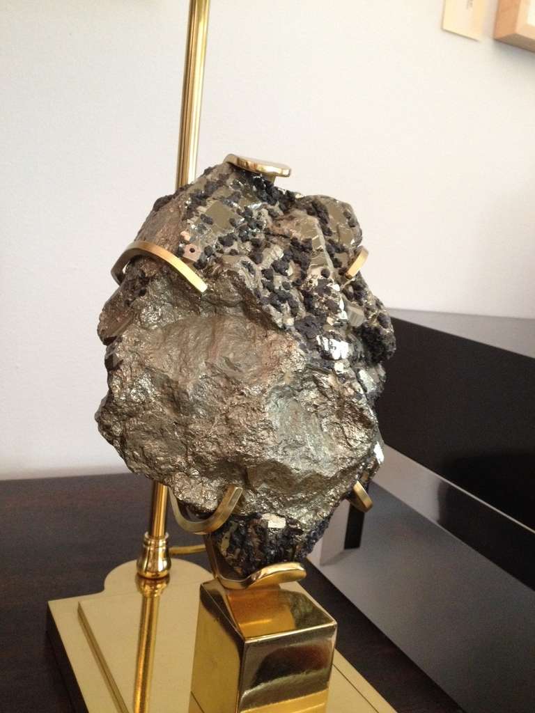 Organique Lampe spécimen de pyrite montée sur pied français avec base en laiton en vente