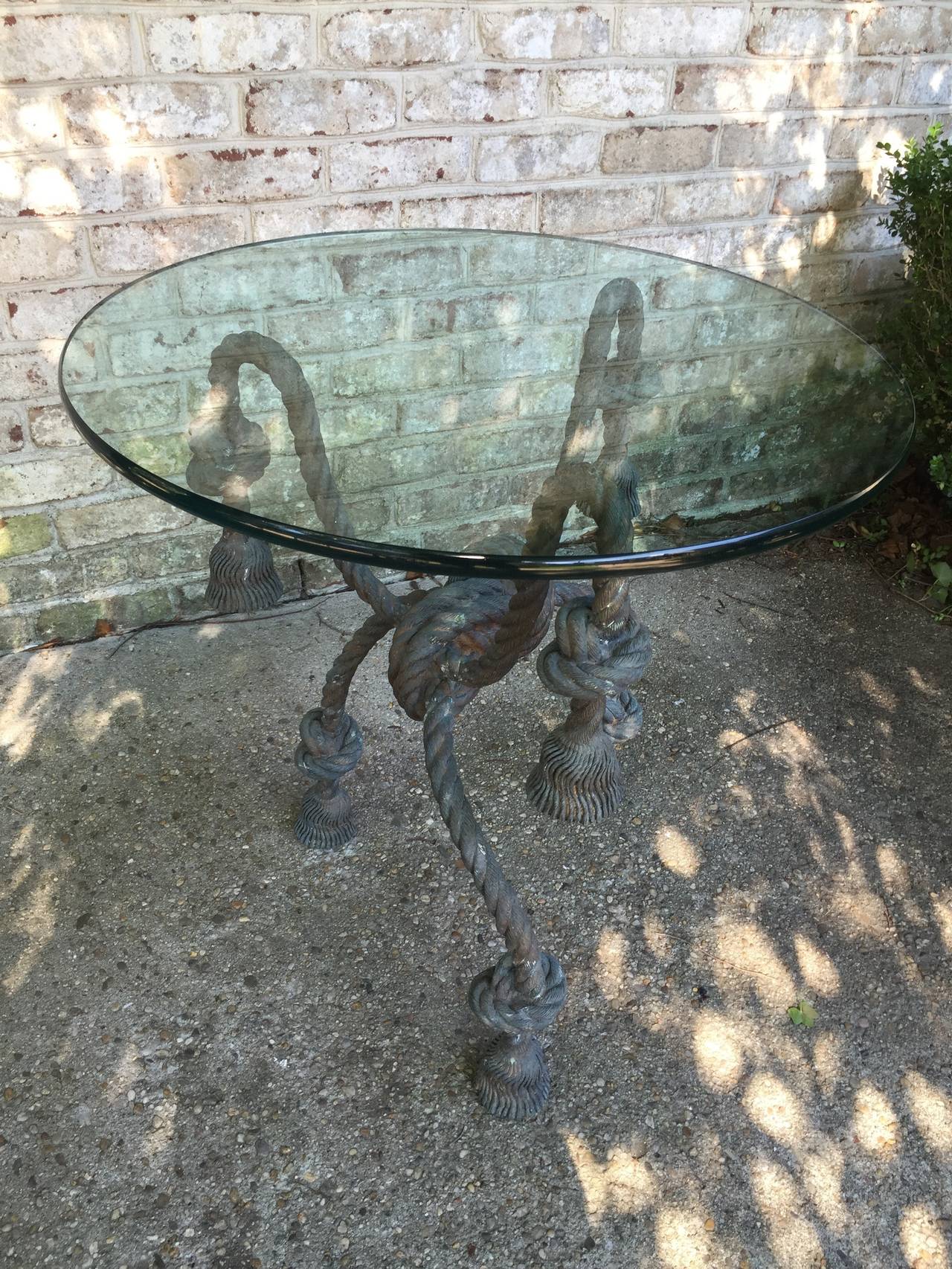 Français Importante table ou guéridon en corde orné de pampilles en bronze détaillé en vente