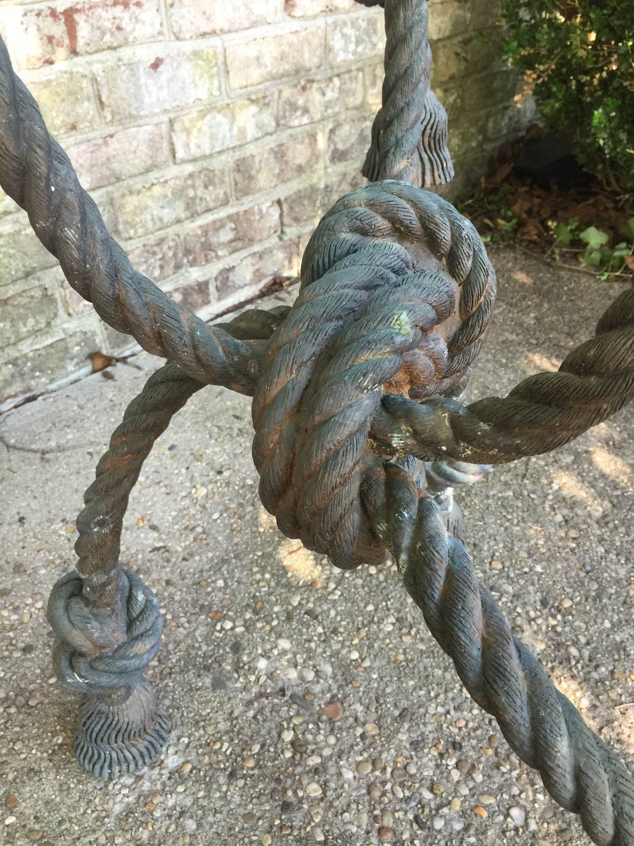 Milieu du XXe siècle Importante table ou guéridon en corde orné de pampilles en bronze détaillé en vente