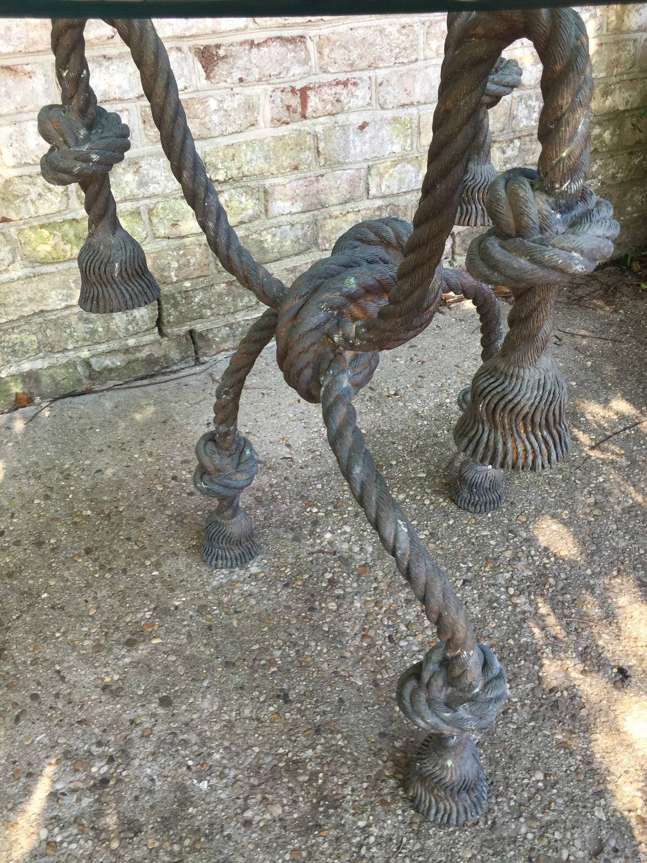 Importante table ou guéridon en corde orné de pampilles en bronze détaillé Bon état - En vente à East Hampton, NY