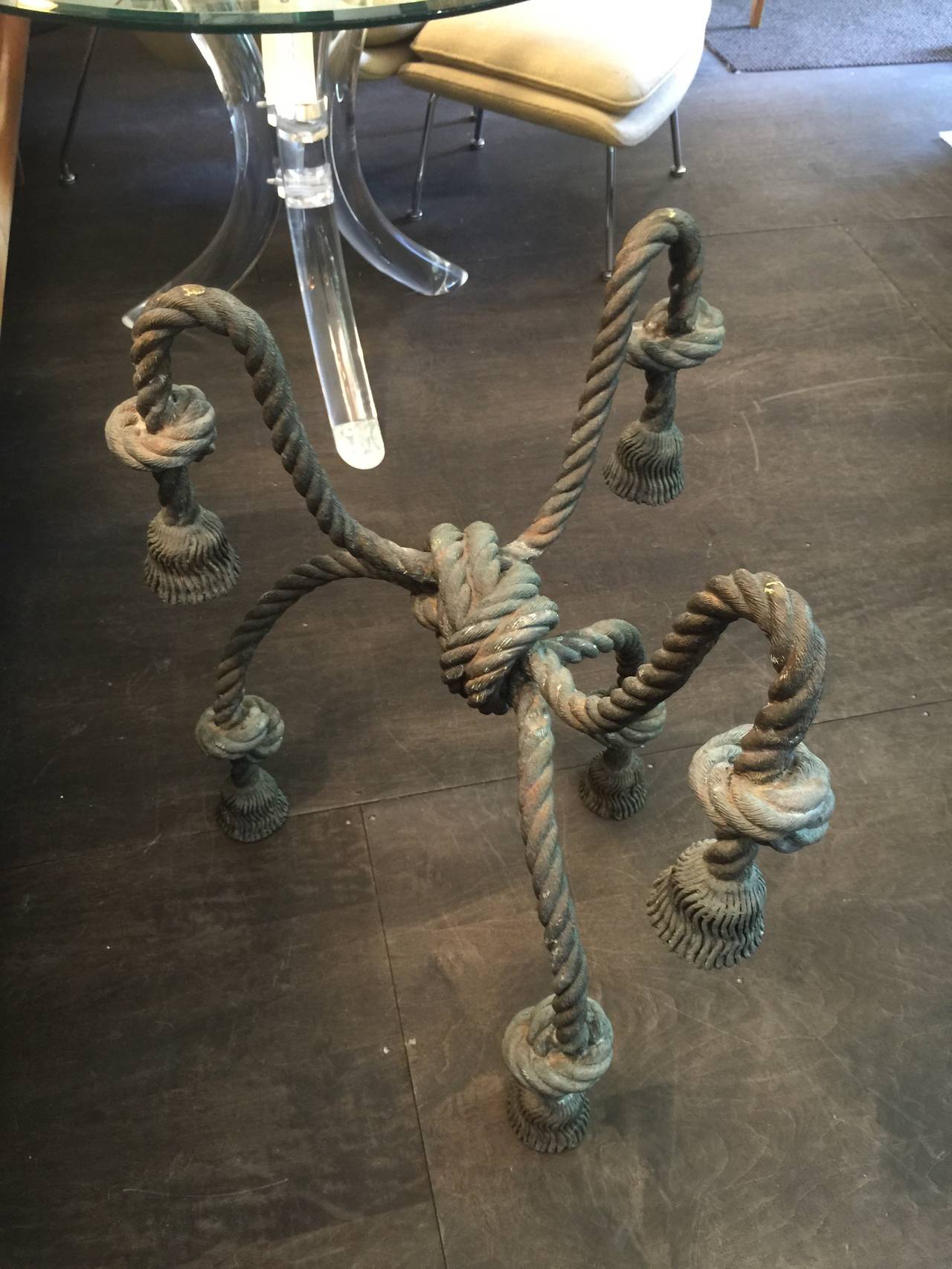 Importante table ou guéridon en corde orné de pampilles en bronze détaillé en vente 1