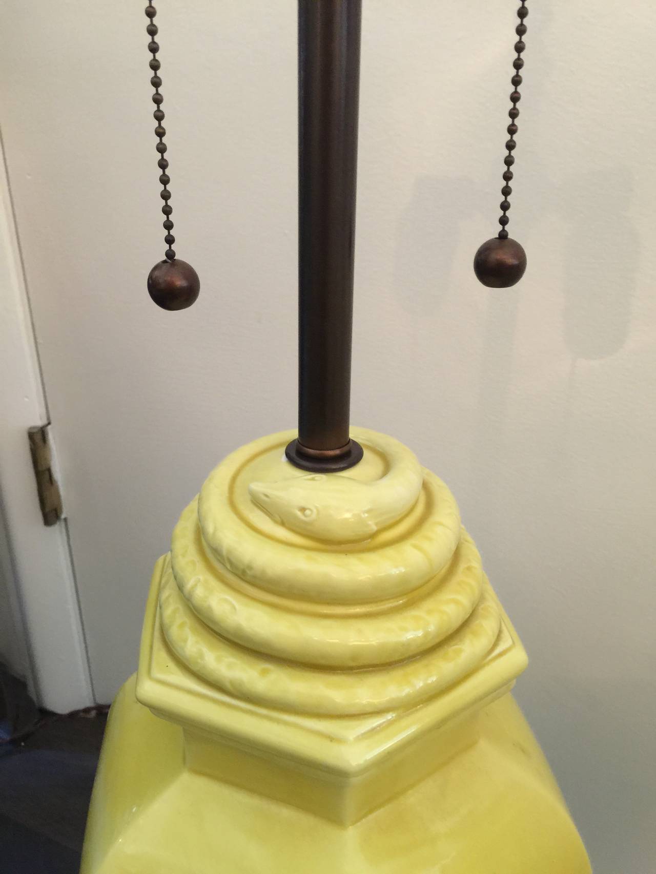 Ein schöner zitronengelber Farbton mit sechseckigem Messingfuß und Beschlägen. Doppelsteckdosen, neu verkabelt, Seidenkabel. 

Der gelbe Lampensockel ist 19,25
