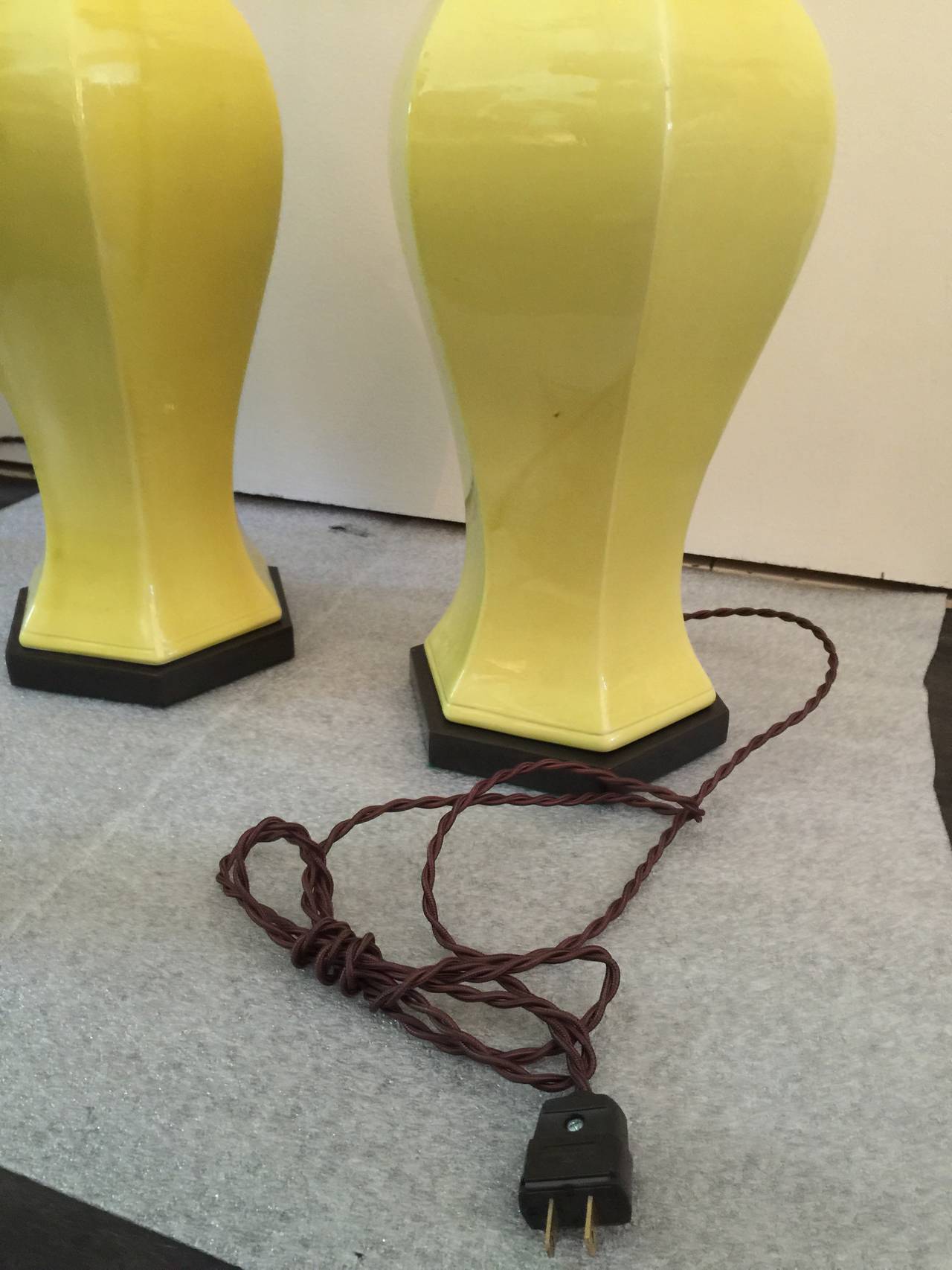 Citron-Porzellan-Tischlampen mit Serpentinenverzierung im Zustand „Gut“ im Angebot in North Miami, FL