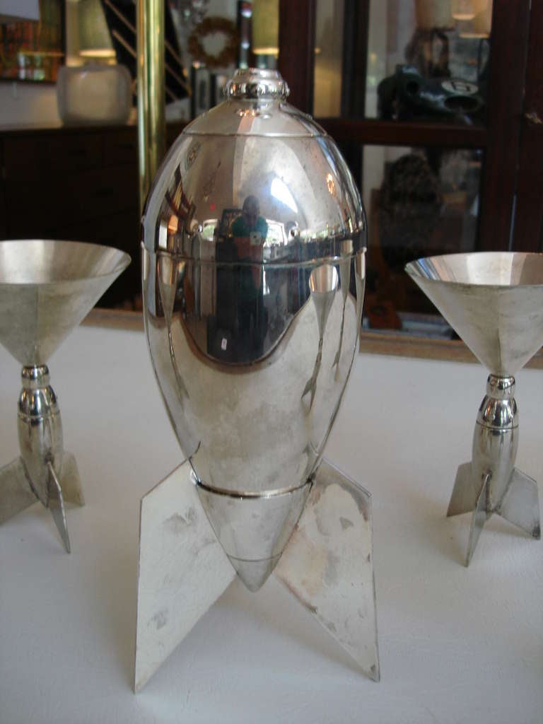 Unique Rocket Design Martini Set (6 pieces) In Excellent Condition In North Miami, FL