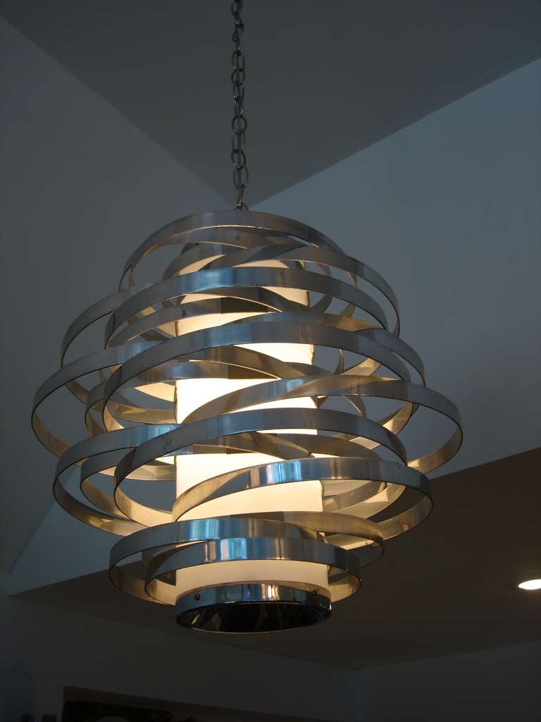 This hanging light created by bands of polished aluminum encircling an acrylic center tube is a piece designed by Max Sauze for Sciolari, in beautiful original condition.

53.5 inches in length with chain.