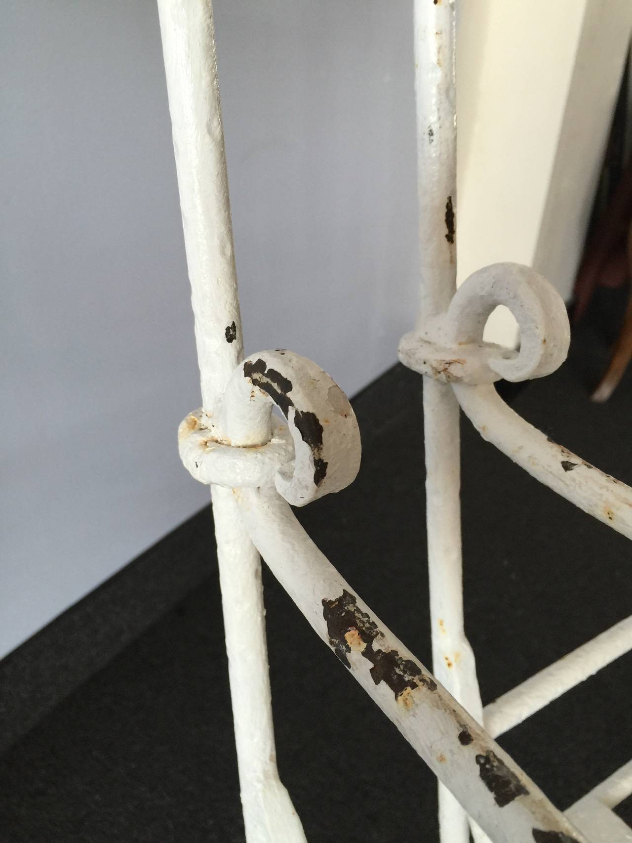 italien Paire de vieilles chaises en fer forgé dans le style de Giacometti