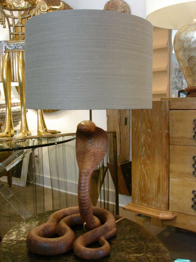 Vintage geschnitzt Holz Kobra Tischlampe (amerikanisch) im Angebot
