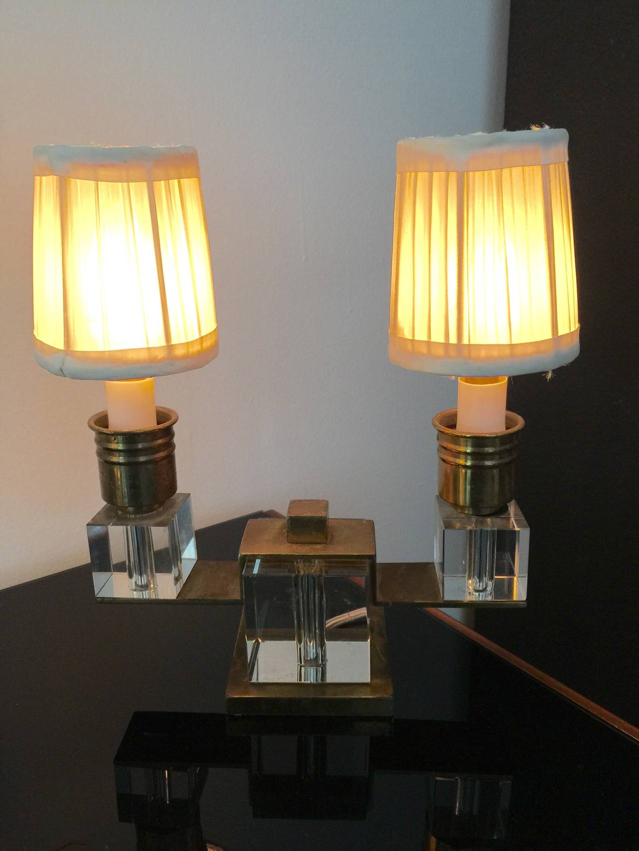 Français Magnifique lampe de boudoir en bronze doré et cristal de Jacques Adnet en vente