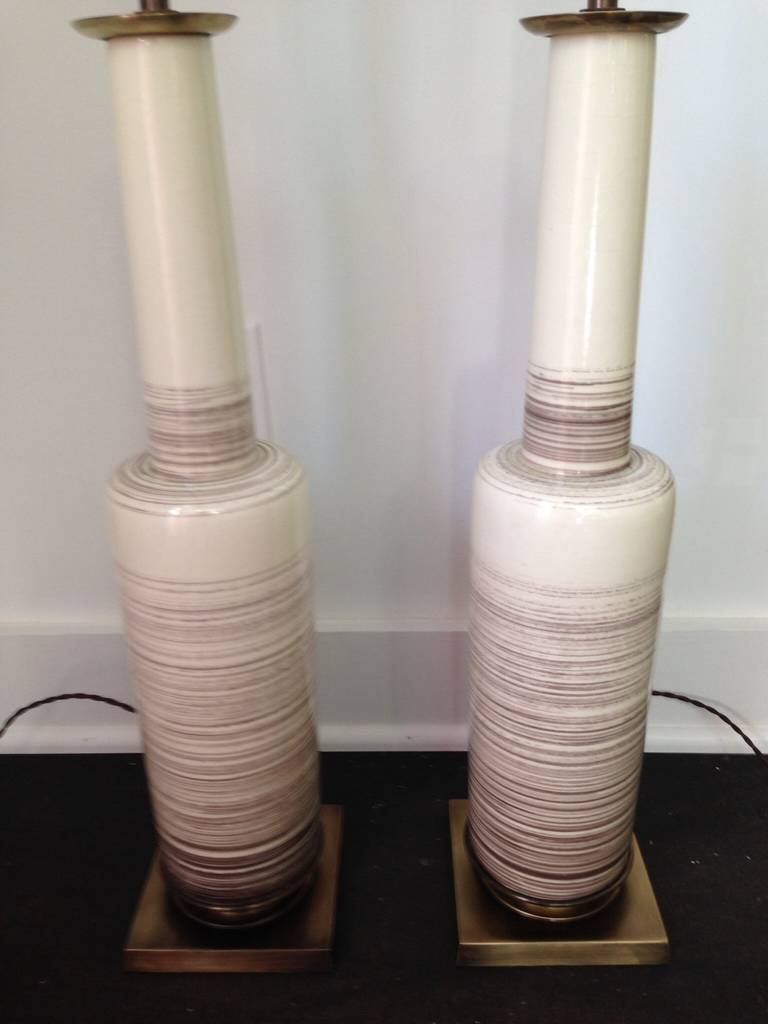 Mid-Century moderno Coppia di lampade in ceramica originali Stiffel di dimensioni maggiorate del Medioevo in vendita