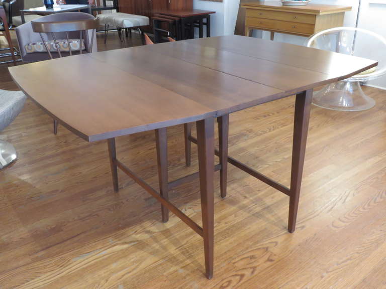 Paul McCobb Drop Leaf Dining Table with Three Leaves In Good Condition In Tarrytown, NY