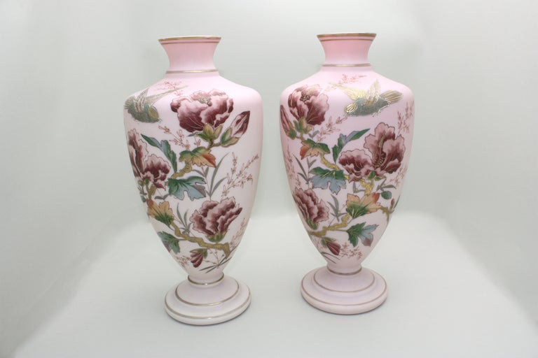 Si tratta di una coppia ben assortita di vasi boemi o francesi soffiati a mano che sfumano da un sottile rosa pallido a una tonalità leggermente più scura quando raggiungono il bordo superiore. Sono decorate in stile Aesthetic Movement con graziosi
