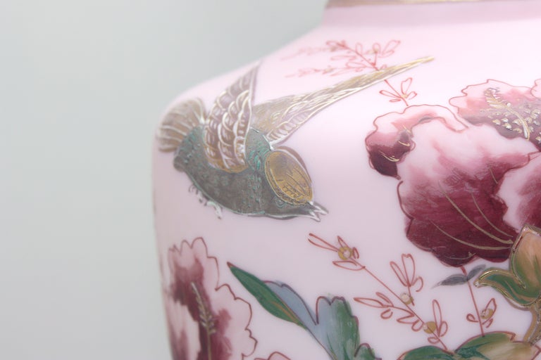 Allemand Paire de vases en cristal rose peints à la main par Aesthetic Movement  en vente