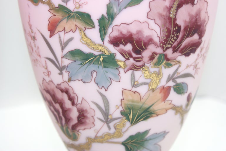XIXe siècle Paire de vases en cristal rose peints à la main par Aesthetic Movement  en vente