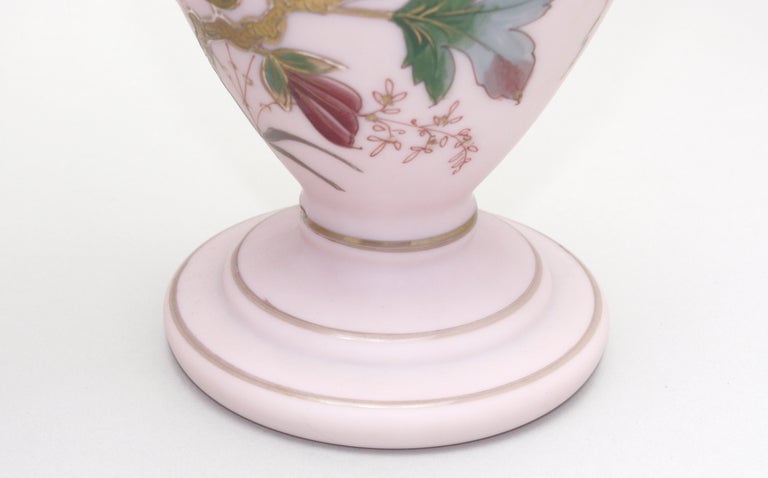 Cristal Paire de vases en cristal rose peints à la main par Aesthetic Movement  en vente