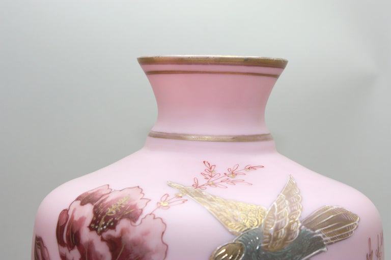 Paire de vases en cristal rose peints à la main par Aesthetic Movement  en vente 1