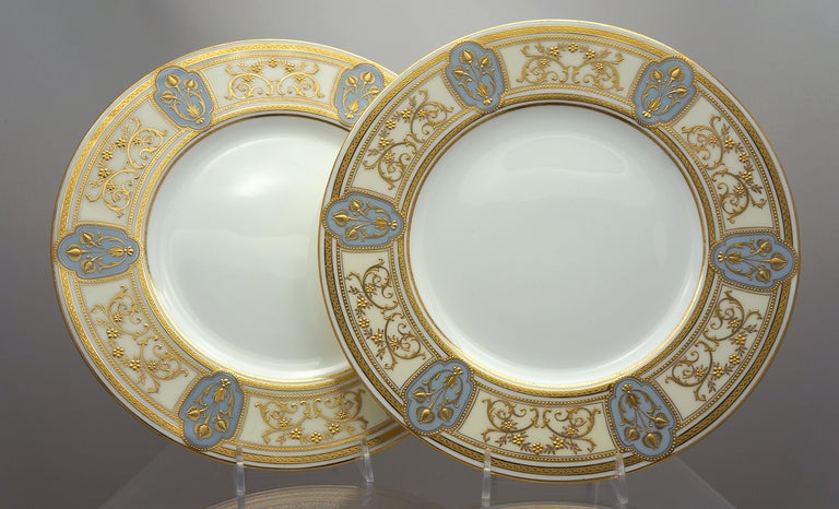 An unusual color combination puts this set of 12 dinner plates 