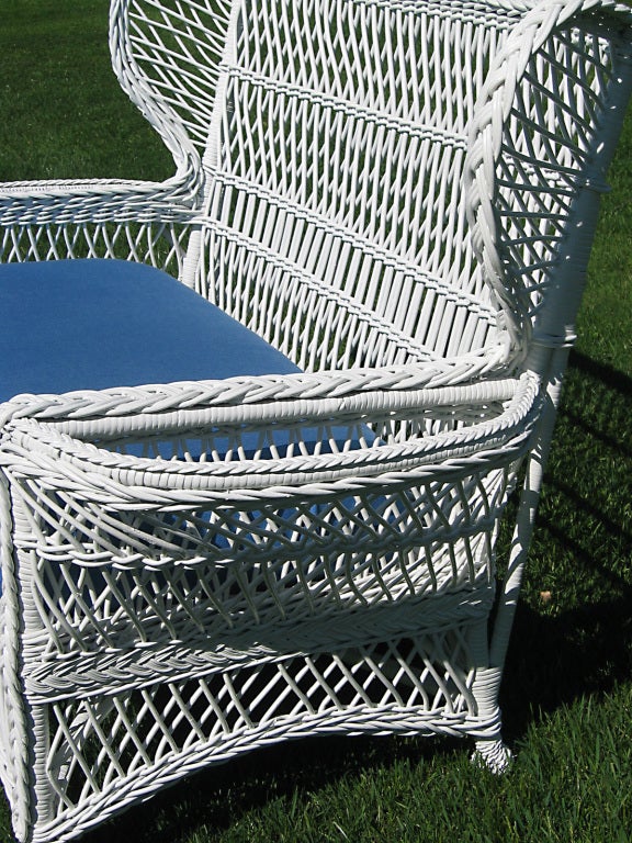 Bar Harbor Wicker Settee In Excellent Condition For Sale In Sheffield, MA