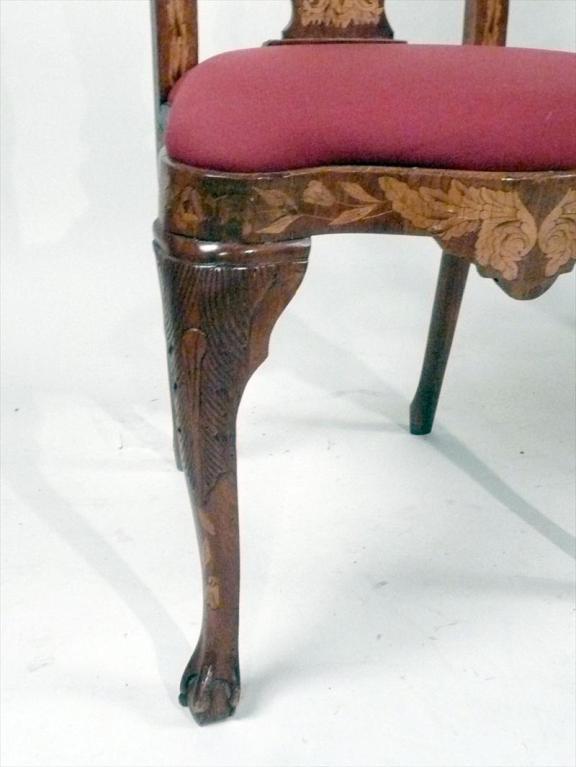 Trois chaises latérales en bois de hêtre plaqué d'acajou marqueté de style baroque, néerlandais, XIXe siècle.
Vendues à l'unité à 1500 $ chacune.