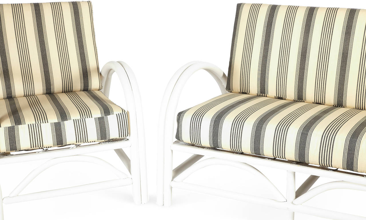 Sofá y silla de madera curvada pintados de blanco con cojines a rayas recubiertos de Sunbrella. 

Medidas: Altura del brazo 22,25
La longitud del sofá es de 63