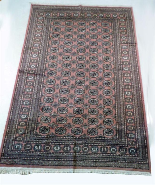 Tapis de style Tabriz dans des tons de mauve, noir et ivoire.
Tapis