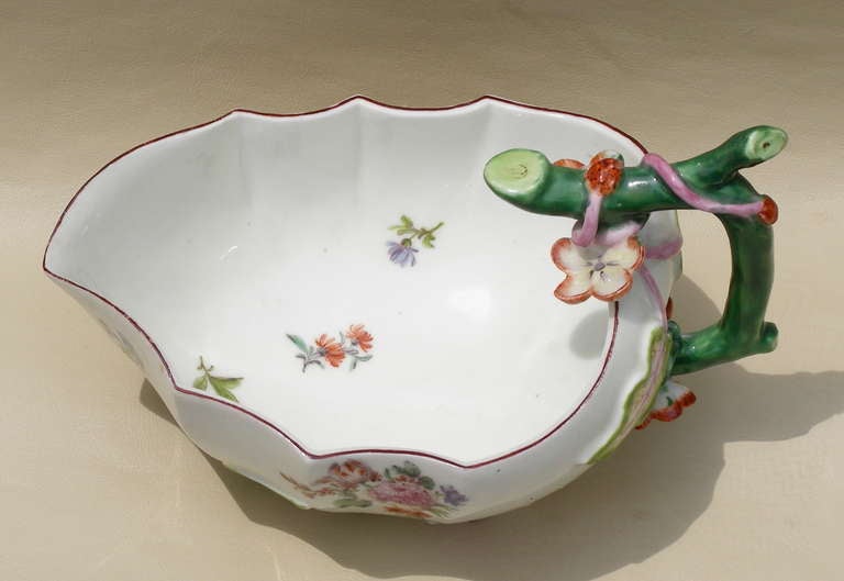 Mid 18th Century Chelsea Red Anchor Stawberry Leaf Sauce Boat In Excellent Condition In Great Barrington, MA