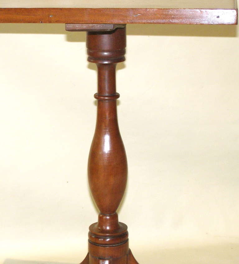 New England Federal Period Cherry Candle Stand Ca. 1820 In Excellent Condition In Great Barrington, MA