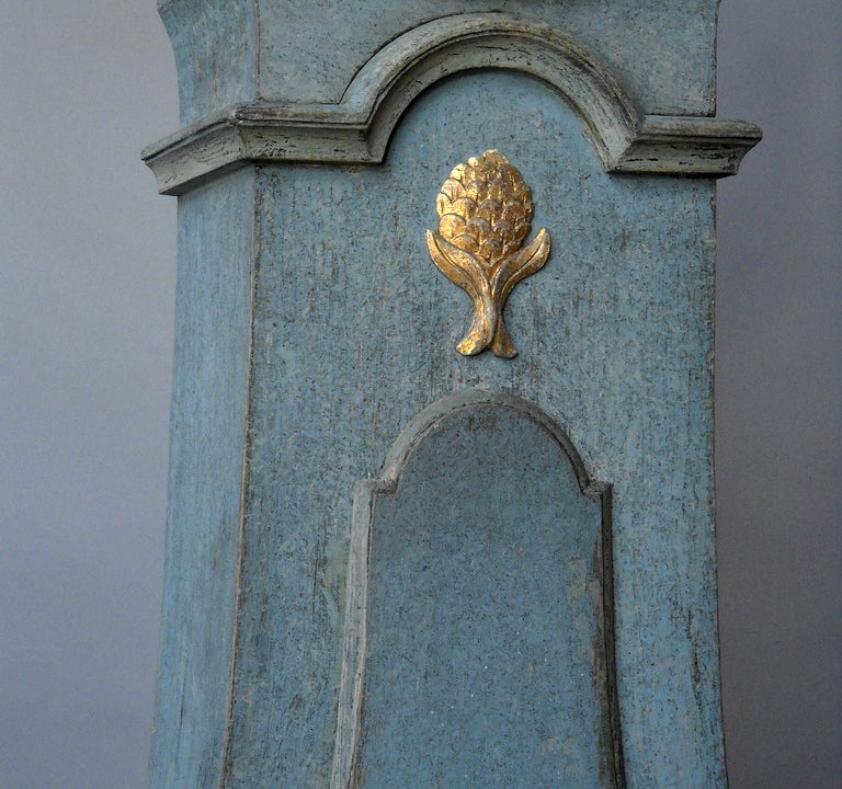 Mora Clock with Carved Wren In Excellent Condition In Sheffield, MA