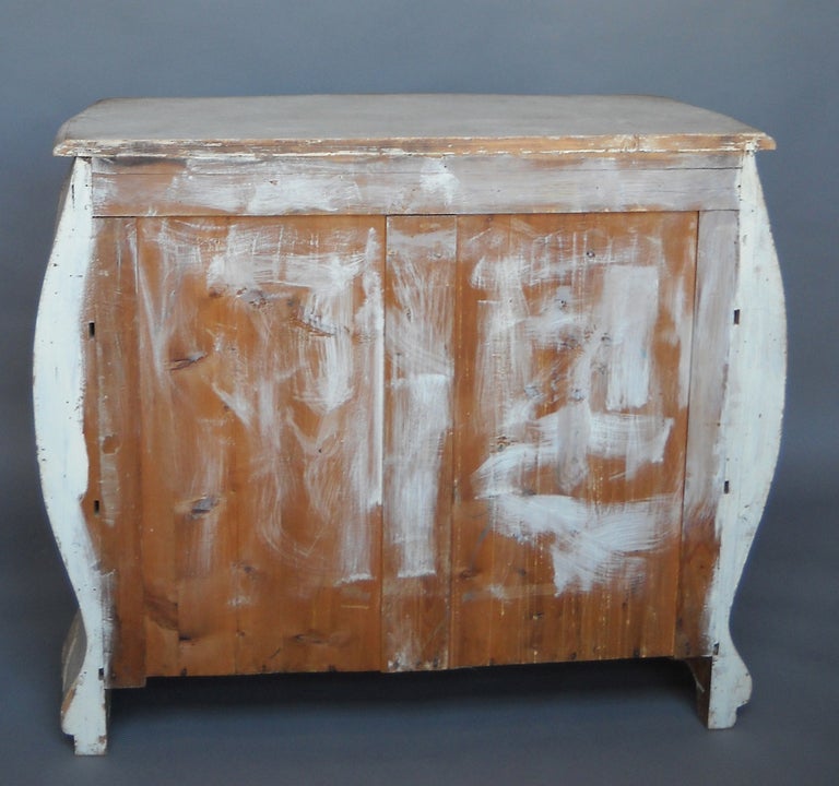 Swedish Bombé Chest of Drawers For Sale 1