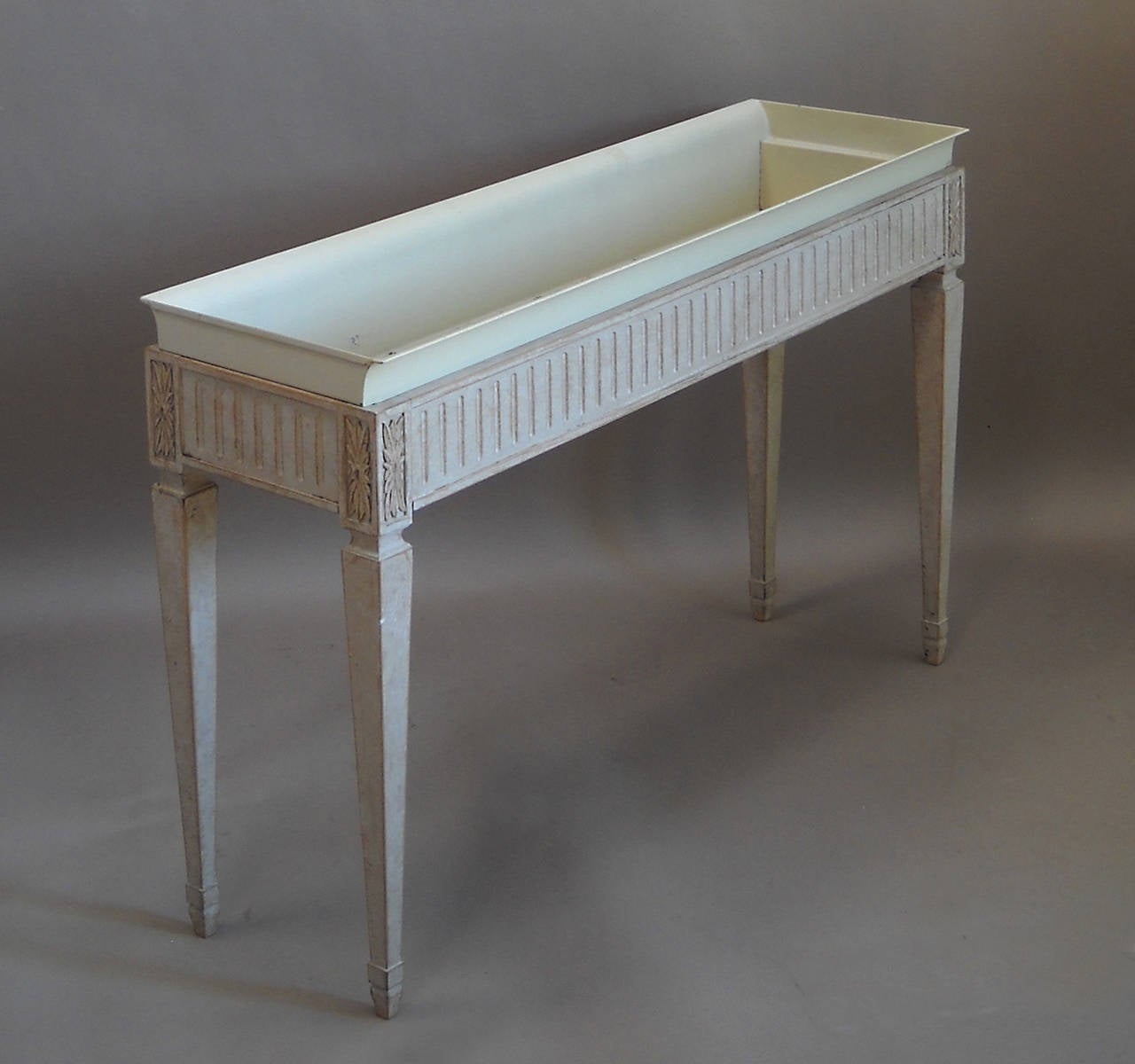 Swedish jardiniere, circa 1840, with reeded aprons, carved corner blocks a tapering square legs. Tin liner.