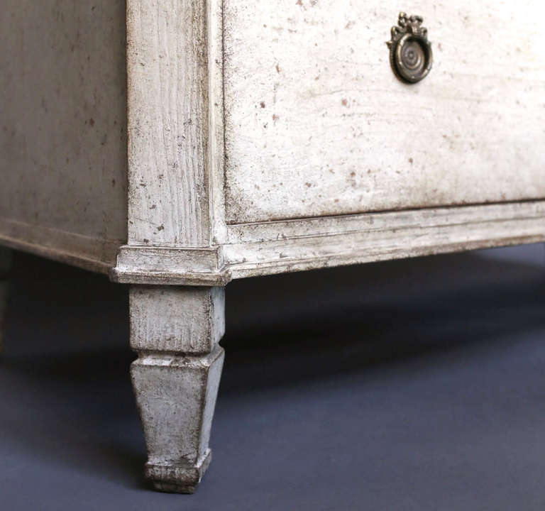 18th Century and Earlier Gustavian Chest of Drawers with Fluted Detail