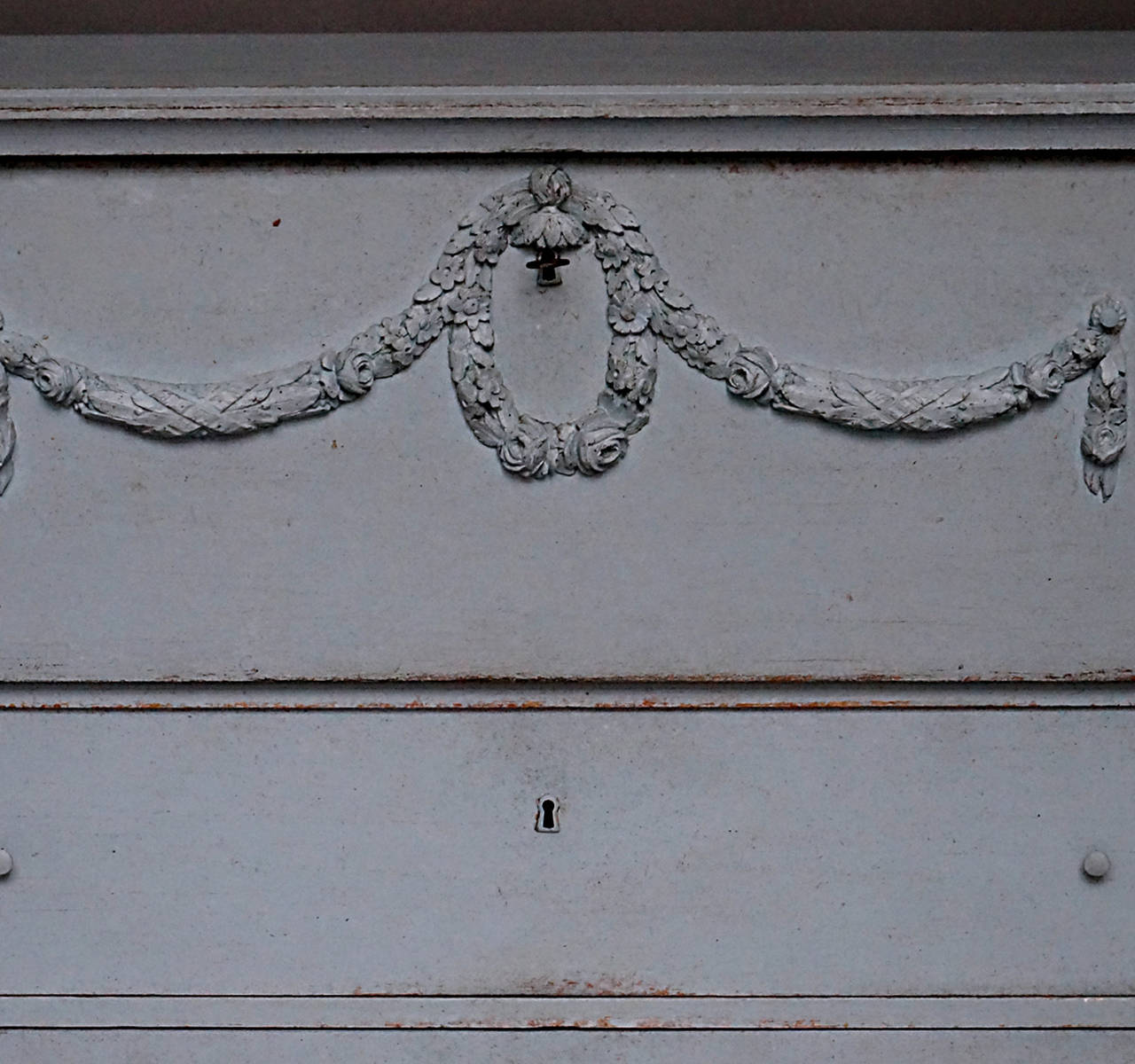 Swedish Chest of Drawers with Classical Swags In Excellent Condition For Sale In Sheffield, MA